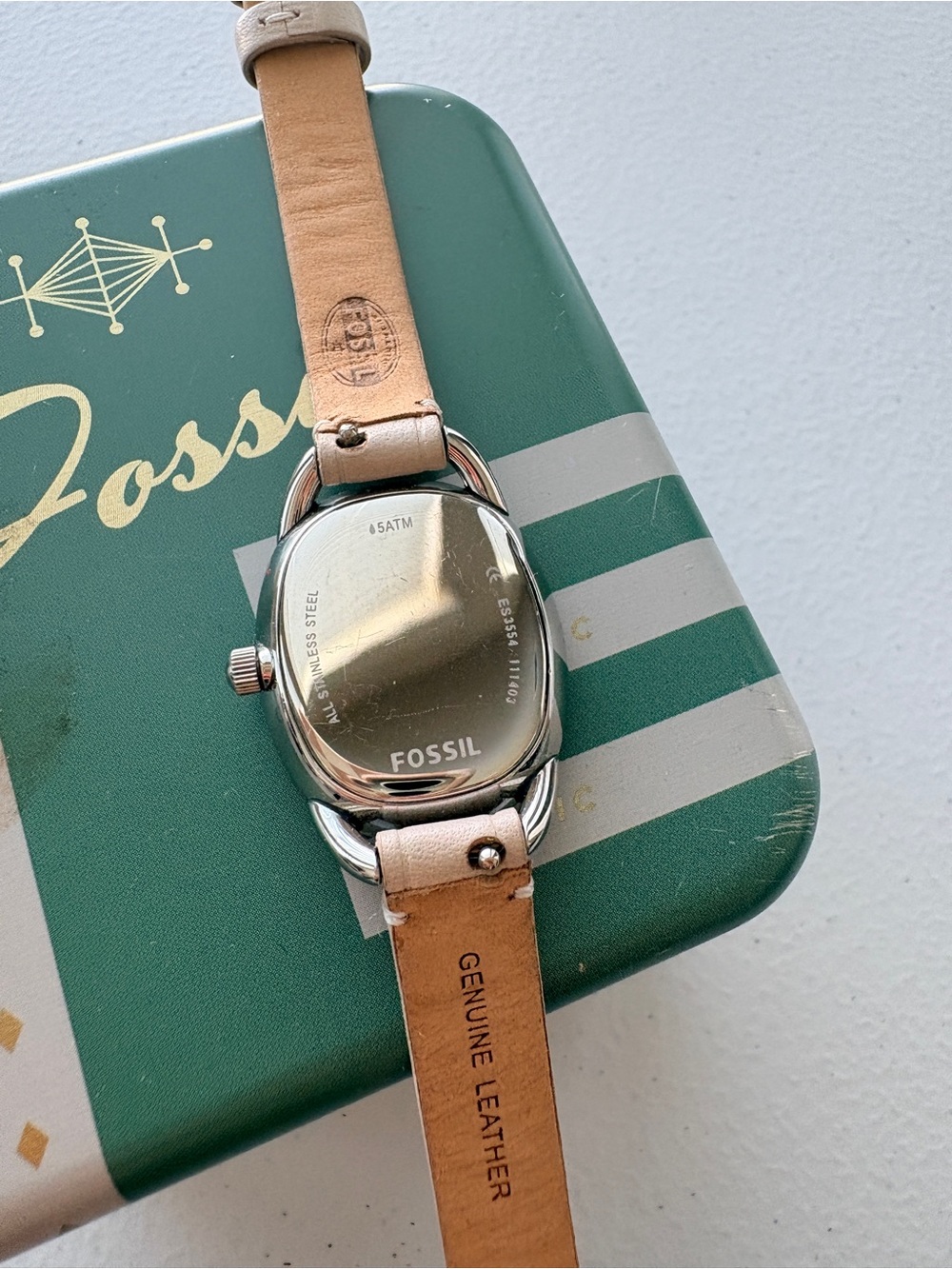 Fossil Ladies Silver-Tone Case Watch Beige Leather Strap NWOT - Picture 4 of 4